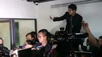 Gaya Bambang Pamungkas saat memotret rekannya Ponaryo Astaman usai bertemu delegasi FIFA-AFC di Kantor PSSI, Senayan, Jakarta, Selasa (3/11/2015). (Bola.com / Nicklas Hanoatubun)