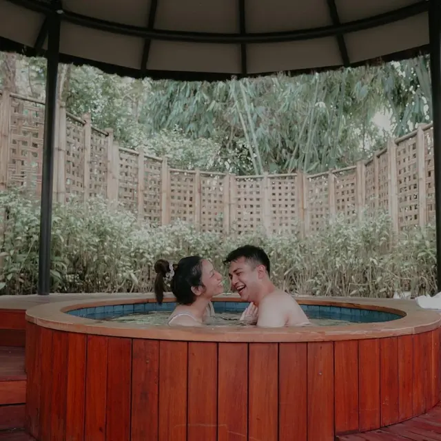 6 Potret Babymoon Adzana Bing Slamet di Dusun Bambu, Romantis Bareng Suami