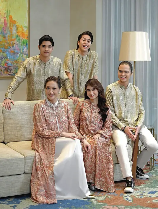 Tissa tampil kembaran mengenakan gamis nuansa oranye yang senada dengan sang calon mertua. [@geulis.id]