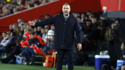 Pelatih Barcelona, Hansi Flick memberikan instruksi kepada timnya saat laga lanjutan Liga Spanyol 2024/2025 melawan Mallorca di Stadion Mallorca Son Moix, Mallorca, Spanyol, Rabu (04/12/2024) dini hari WIB. (AFP/Jaime Reina)