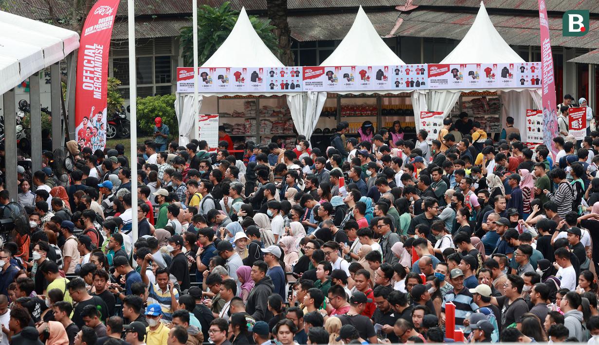 Suasana saat calon penonton antre untuk menukarkan tiket pertandingan FIFA Matchday 2023 antara Timnas Indonesia melawan Argentina di Wisma Serbaguna GBK, Sabtu (17/6/2023). Batalnya Lionel Messi ke Indonesia, tak menyurutkan antusiasme para calon penonton yang ingin menyaksikan langsung juara Piala Dunia 2022 bermain melawan Timnas Indonesia. (Bola.com/M Iqbal Ichsan)