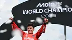 Pembalap MotoGP asal Spanyol dari Tim Ducati Lenovo, Marc Marquez merayakan gelar juara dunianya di podium setelah balapan MotoGP Grand Prix Jepang di Mobility Resort Motegi, Motegi, Prefektur Tochigi, pada Minggu 28 September 2025. (Toshifumi KITAMURA/AFP)