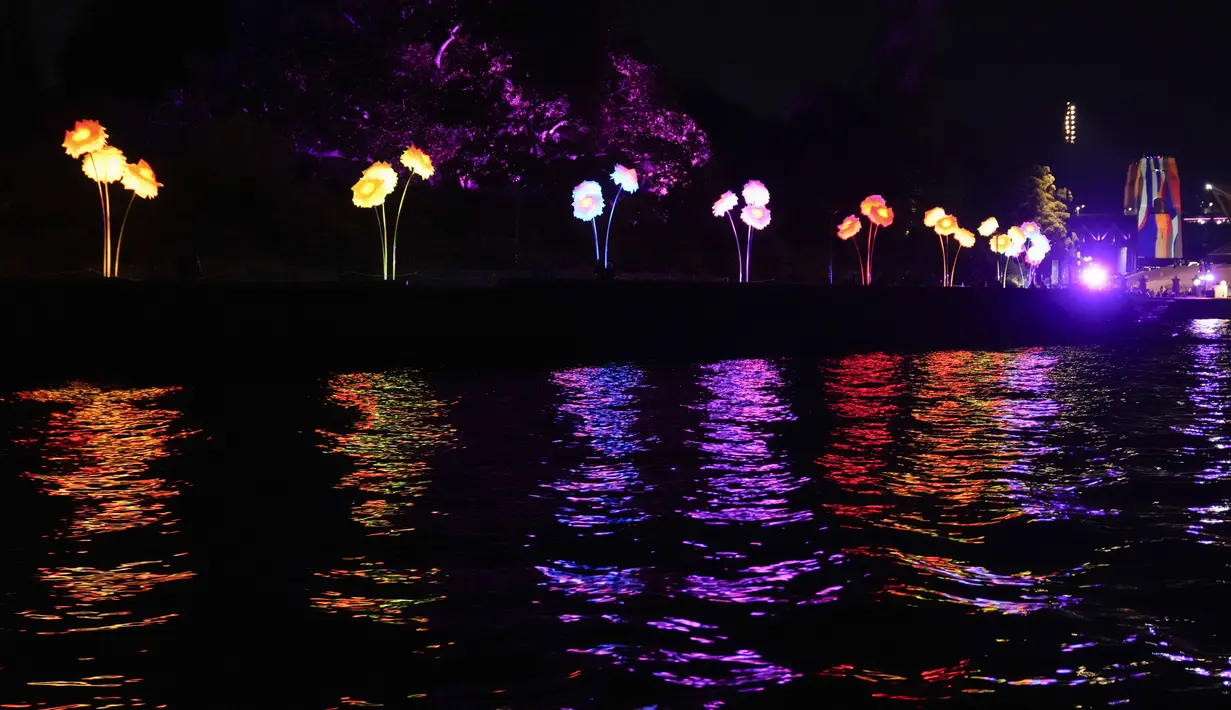 Vivid Sydney adalah pertunjukan patung cahaya, karya interaktif multimedia dan proyeksi bangunan. (AP Photo/Mark Baker)