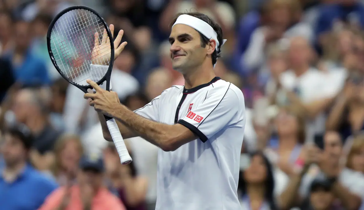 Petenis Swiss, Roger Federer melakukan selebrasi setelah menang atas Damir Dzumhur dari Bosnia pada babak kedua AS Terbuka 2019 di Arthur Ashe Stadium, Rabu (28/8/2019). Roger Federer mencapai babak tiga usai berhasil menyingkirkan Damir Dzumhur 3-6, 6-2, 6-3, 6-4. (AP/Eduardo Munoz Alvarez)