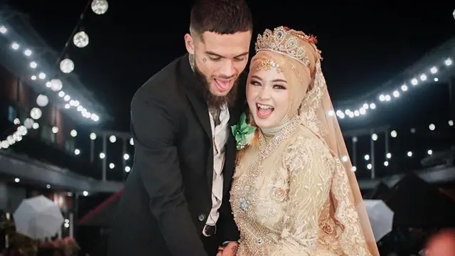 Dikabarkan Hamil Anak Pertama, Ini 7 Potret Mesra Diego Michiels dan Istri