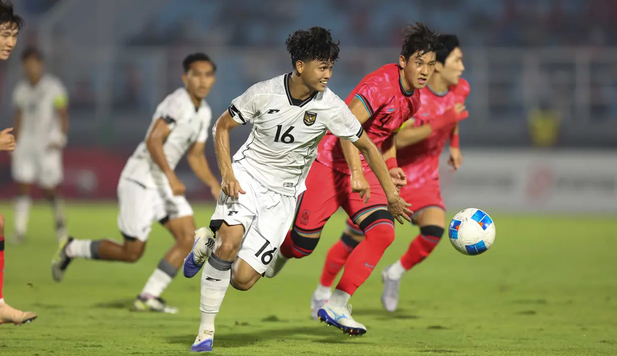 Garuda Muda sempat mendapat peluang emas melalui aksi Hokky Caraka yang menyusul bola liar lalu menusuk ke kotak penalti, sayang penyelesaiannya masih melenceng dari sasaran. (Bola.com/Abdul Aziz)