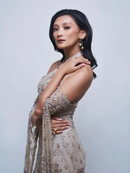 Adinda Cresheilla juga tuai berbagai pujian netizen saat mengunggah foto dalam balutan dress mewahnya. Makeup minimalis yang kerap digunakan Adinda pun bisa dijadikan sebagai inspirasi. (Liputan6.com/IG/@dindacresheilla)