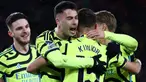 Arsenal tampil menggila dalam tiga laga tandang terakhirnya di Premier League 2023/2024. Total 17 gol tanpa kebobolan sukses ditorehkan pasukan Mikel Arteta dalam 3 laga tandang beruntun menghadapi West Ham, Burnley dan Sheffield United. The Gunners pun mencatat sejarah sebagai tim Inggris pertama yang mampu menang dengan selisih lima gol atau lebih dalam tiga laga tandang beruntun. Berikut tiga laga tandang terakhir Arsenal yang berujung sejarah. (AFP/Darren Staples)