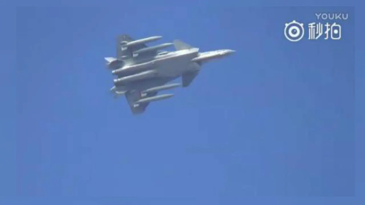 Jet Siluman J-20 China Gendong 4 Tanki Bahan Bakar, Siap Perang?