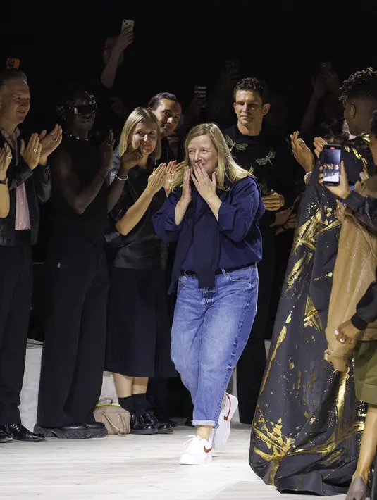 Direktur Kreatif Sarah Burton mempersembahkan pertunjukkan terakhirnya untuk Alexander McQueen di Paris Fashion Week. [Dok/Alexander McQueen]