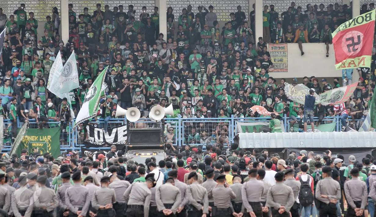 Ribuan suporter Persebaya Surabaya (Bonek) memadati Stadion Tugu, Koja, Jakarta Utara, Selasa (2/8). Mereka meminta PSSI mengembalikan status Persebaya 1927 sebagai klub yang sah dan ikut perhelatan Liga Indonesia.(Liputan6.com/Yoppy Renato)