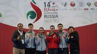 Lindswell Kwok (ketiga dari kanan) memperlihatkan medali emas yang direbutnya di kejuaraan dunia Wushu ke-14 di Rusia (istimewa)