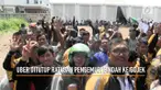 Ratusan mitra pengemudi Uber memadati kantor Gojek di Kemang Jakarta Selatan. Pascapenutupan Uber karena diakuisisi Grab ratusan pengemudi ini pindah ke Gojek