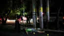 Petugas kepolisian Filipina (PNP) memeriksa jenazah pria yang ditemukan tewas di pinggir jalan Malate, Manila (29/8). Jenazah pria ini diduga sebagai bandar narkoba yang tewas dengan luka tembak. (REUTERS/Romeo Ranoco)