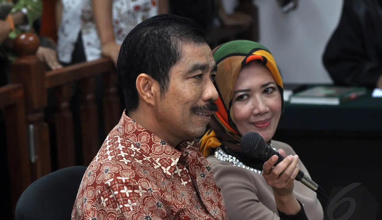 Walikota nonaktif Palembang, Romi Herton dan istrinya, Masyito menjalani sidang perdana dengan agenda pembacaan dakwaan di Pengadilan Tipikor, Kamis (20/11/2014). (Liputan6.com/Miftahul Hayat)