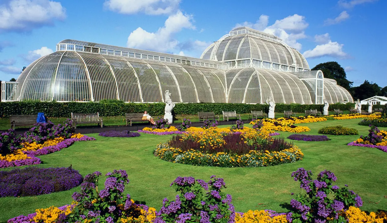 The Kew Garden yang berlokasi di London ini sudah berdiri sejak tahun 1759, merupakan salah satu taman dengan koleksi tanaman hidup terbesar di dunia. The Kew Garden dimasukkan dalam daftar Situs Warisan Dunia UNESCO. (wordpress.com)