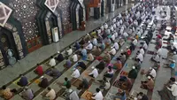 Suasana jemaah Salat Jumat di Masjid At-Tin, Jakarta, Jumat (13/08/2021). Masjid At-Tin kembali menggelar Salat Jumat pertama kalinya setelah kegiatan shalat jumat dihentikan lantaran mengikuti ketentuan pemberlakuan PPKM Darurat. (Liputan6.com/Herman Zakharia)