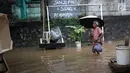 Warga melintasi banjir yang menggenangi kawasan Cilandak Timur, Jakarta Selatan, Selasa (22/1). Hujan deras yang mengguyur Jakarta dan sekitarnya sejak pagi menyebabkan banjir di sejumlah sudut Ibu Kota. (Liputan6.com/Immanuel Antonius)