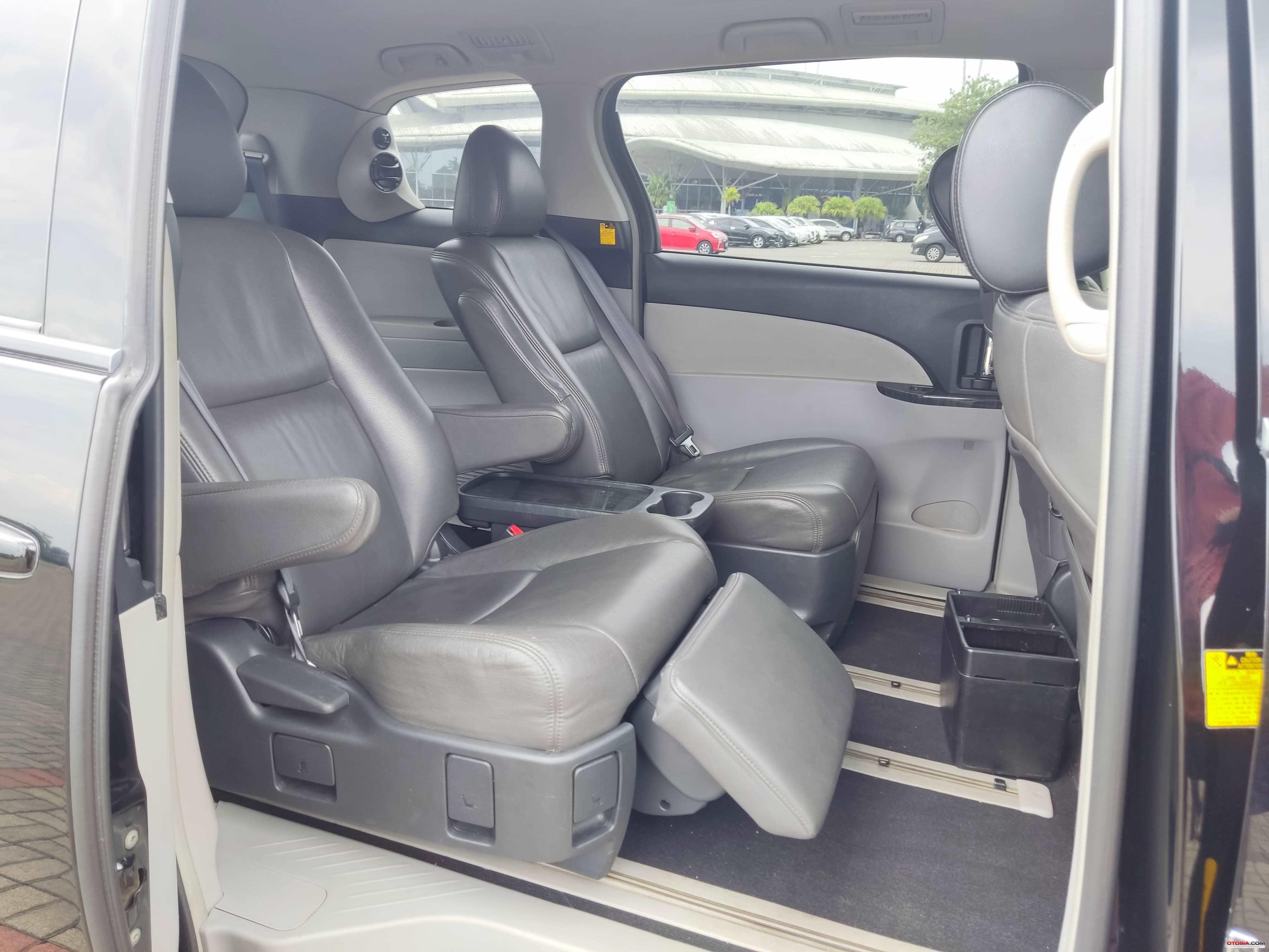 Kursi baris kedua Toyota Estima (Otosia.com/Arendra Pranayaditya)