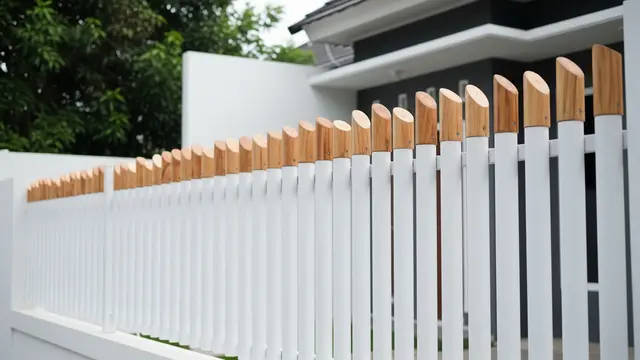 Pagar Kombinasi Pipa PVC dan Kayu