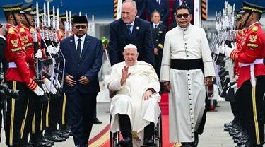 Paus Fransiskus (tengah) menggunakan kursi roda saat tiba di Bandara Internasional Soekarno-Hatta di Tangerang, Banten pada Selasa 3 September 2024. (Tiziana FABI/AFP)