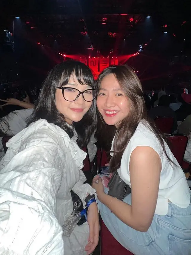 Gaya OOTD Konser Publik Figur Menyaksikan 2NE1 di Jakarta. [@shanju]