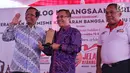 Ketua Gerakan Suluh Kebangsaan Mafud MD (kiri) memberikan plakat penghargaan kepada Bupati Banyuwangi Abdullah Azwar Anas saat penutupan Jelajah Kebangsaan di Stasiun Banyuwangi, Jawa Timur, Jumat (22/2). (Liputan6.com/JohanTallo)