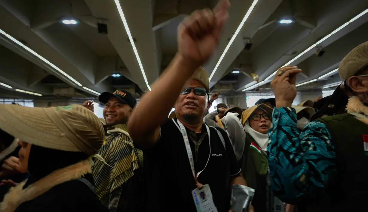 Jemaah Muslim melemparkan kerikil ke tiang-tiang sebagai simbol pelemparan batu ke setan pada hari kedua ritual, salah satu upacara terakhir ibadah haji tahunan, di Mina, Arab Saudi, Kamis 28 Mei 2026. (AP Photo/Altaf Qadri)