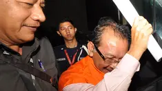 Direktur PT Media Karya Sentosa, Antonius Bambang Djatmiko keluar dari Gedung KPK mengenakan baju tahanan, Jakarta, Selasa (2/12/2014). (Liputan6.com/Miftahul Hayat) 