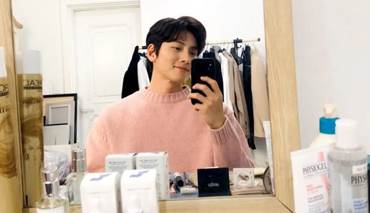 Ji Chang Wook merupakan aktor yang cukup aktif unggah potret dirinya di Instagram. Sederet unggahannya ini seakan seperti sapaan yang disampaikannya kepada pendukungnya yang setia. Tampil macho ketika bintangi drama Korea genre action, Ji Chang Wook terlihat berbeda ketika pamer senyuman manisnya. Tatapan mata dan ekspresi yang dipamerkannya memang menjadi daya tarik Ji Chang Wook. (Liputan6.com/IG/@jichangwook)