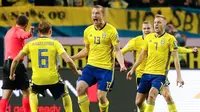 Gelandang Swedia Jakob Johansson (tengah) merayakan gol bersama rekan setimnya saat melawan Italia dalam pertandingan kualifikasi Piala Dunia 2018 di Solna, Swedia (10/11). Timnas Italia takluk 0-1 dari Swedia. (AP Photo/Frank Augstein)