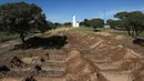 Seorang pekerja menggali tanah kuburan di pemakaman San Vicente di Cordoba, Argentina, 14 April 2020. Pemerintah kota di provinsi Argentina tengah, Cordoba telah menggali sekitar 250 kuburan untuk mengantisipasi peningkatan korban jiwa dari pandemi Covid-19. (AP/Nicolas Aguilera)