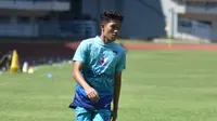 Pemain muda Persib Bandung, Ferdiansyah berlatih di Stadion Gelora Bandung Lautan Api  (Bola.com/Muh ammad Faqih )