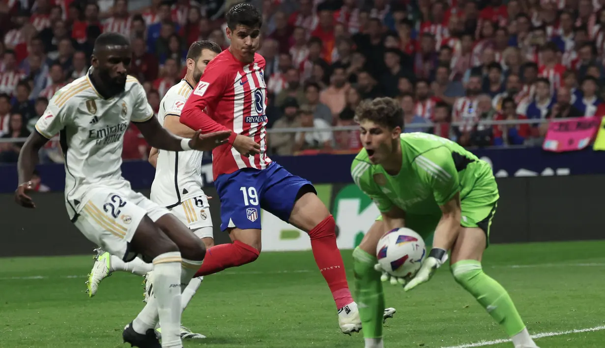 Kepa Arrizabalaga dipinjam Real Madrid selama semusim dari Chelsea pada awal musim 2023/2024 untuk menggantikan peran Thibaut Courtois yang cedera di awal musim. Telah tampil dalam 13 laga di Liga Spanyol musim ini dengan torehan 7 kali clean sheet, ia memiliki andil besar atas kesuksesan Los Blancos telah memastikan gelar juara Liga Spanyol 2023/2024 saat musim belum berakhir. (AFP/Thomas Coex)