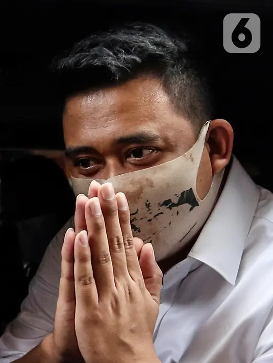 Calon Wali Kota Medan Bobby Nasution pada Pilkada 2020 menyapa awak media usai mendatangi DPP Partai Golkar, Jakarta, Selasa (18/8/2020). Partai Golkar resmi mengusung Bobby Nasution dan Aulia Rahman pada Pilkada Wali Kota Medan 2020. (Liputan6.com/Johan Tallo)