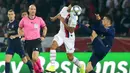 Gelandang Paris Saint-Germain, Marquinhos, menyundul bola saat melawan Real Madrid pada laga Liga Champions di Stadion Parc des Princes, Rabu (18/9/2019). PSG menang 3-0 atas Real Madrid. (AP/Michel Euler)