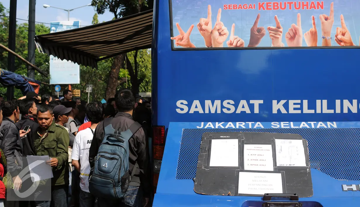 Warga memenuhi Gerai Pelayanan Samsat Keliling di Jalan Kalibata Raya, Jakarta, Senin (11/7). Pasca libur lebaran 2016, gerai Samsat Keliling kembali beroperasi melayani pembayaran pajak kendaraan bermotor. (Liputan6.com/Helmi Fithriansyah)