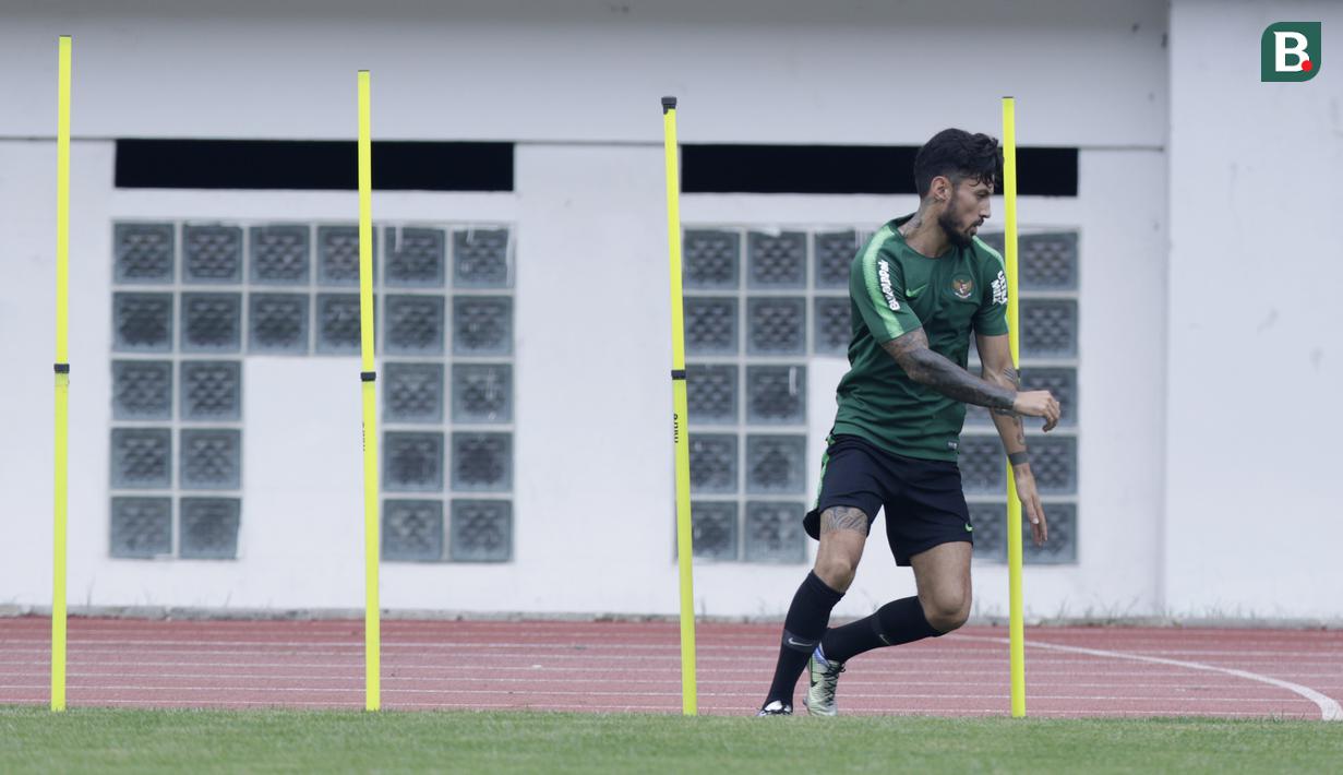 Pemain Timnas Indonesia, Stefano Lilipaly, saat mengikuti sesi latihan terpisah di Stadion Wibawa Mukti, Jawa Barat, Sabtu (3/11). Latihan ini merupakan persiapan jelang Piala AFF 2018. (Bola.com/M Iqbal Ichsan)