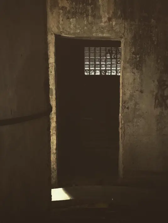 Di foto ini, Sara menjelaskan jika ada sosok yang sedang mengintip ke arahnya. Sara juga mengaku jika sempat menyapa makhluk tersebut. (foto: instagram.com/sarawijayanto)