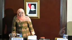 Menteri Sosial Khofifah Indar Parawansa saat tiba di ruang rapat Gedung Kementerian Sosial, Jakarta, Selasa (24/3/2015). Rapat tersebut membahas  distribusi beras miskin (raskin). (Liputan6.com/Johan Tallo)