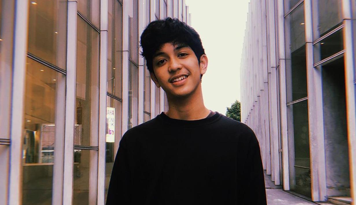 FOTO Gaya Abun  Sungkar  Pakai Kaus Hitam Makin Tampan 