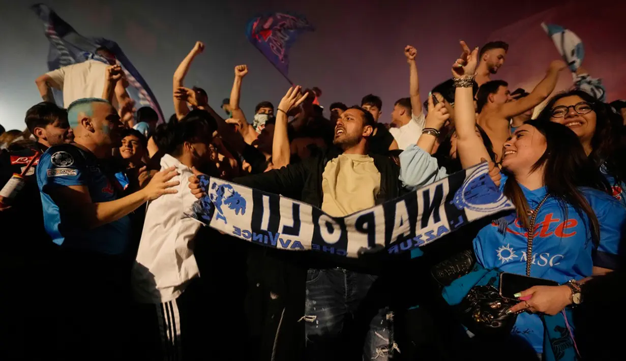 Pesta perayaan ini seolah telah disiapkan selama 33 tahun terakhir. Terakhir kali Napoli memenangkan gelar Serie A adalah pada 1990 - saat Maradona menjadi kapten. (AP Photo/Andrew Medichini)