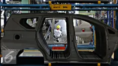 Pekerja menyelesaikan pembuatan mobil di pabrik Karawang 1 PT Toyota Motor Manufacturing Indonesia, Jawa Barat, Selasa (26/1). Pabrik ini memproduksi Kijang Innova serta Fortuner mencapai 130.000 unit pertahun. (Liputan6.com/Immanuel Antonius)