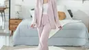 Gaya simple dengan blazer dan pants pink seperti Andien ini juga bisa menjadi inspirasi. Cukup kenakan aksesori seperti bando sebagai pelangkap penampilan. (@andienaisyah)