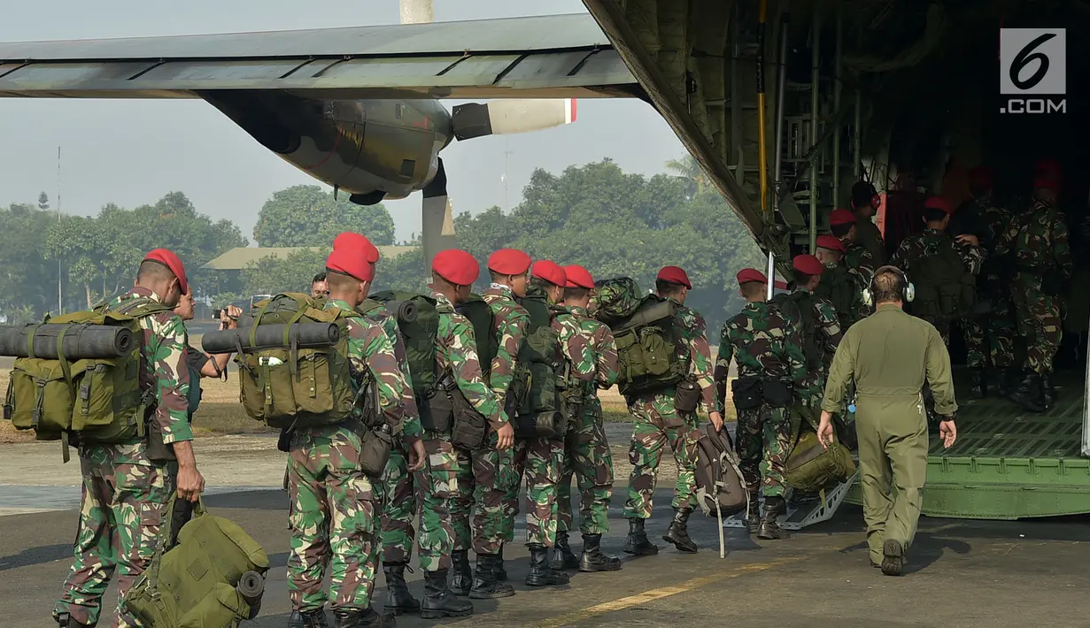 Anggota Kopassus menaiki pesawat Hercules di Lanud Halim Perdanakusuma, Jakarta, Senin (30/7). 140 personel Kopassus dikerahkan untuk mengevakuasi ratusan orang yang terjebak di Gunung Rinjani akibat gempa 6,3 SR di Lombok. (Merdeka.com/Iqbal S. Nugroho)