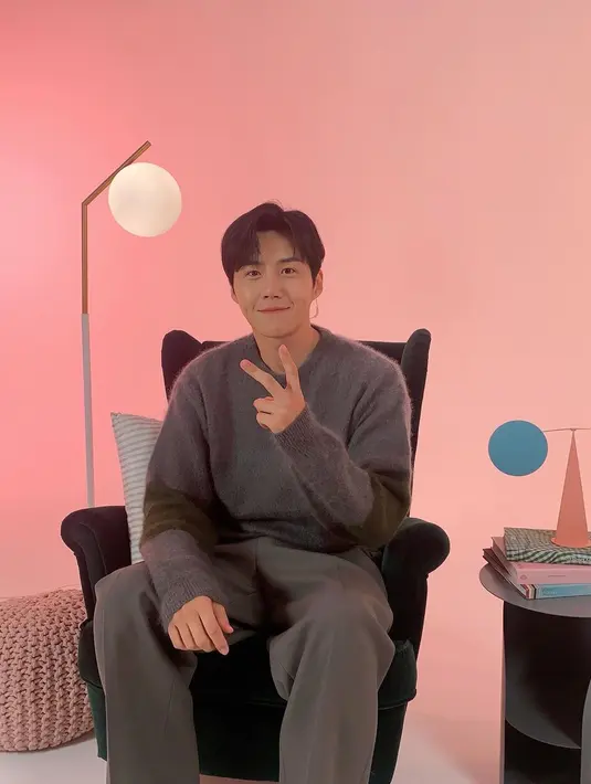 Aktif mengunggah berbagai kegiatan di akun Instagram pribadinya, penampilan Kim Seon Ho satu ini juga tak lepas dari sorotan publik. Memakai sweater berwarna abu dengan detail pada bagian lengan, ia pun terlihat santai namun menawan. (Liputan6.com/IG/@seonho__kim)