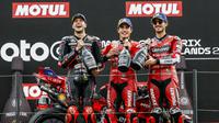 Podium Main Race MotoGP Belanda 2025 di Sirkuit Assen. Kiri ke kanan: Marco Bezzecchi, Marc Marquez, dan Pecco Bagnaia. (Vincent JANNINK / ANP / AFP)