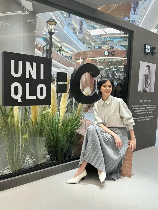 Dengan rambut bondolnya, Renata Kusmanto tampil formal dengan kemeja oversized dan pleated skirt [@renata711]