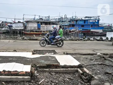 Warga melintasi bekas lokasi warung makan pasca direlokasi di Pelabuhan Kali Adem, Muara Angke, Jakarta Utara, Senin (13/6/2022). Pengelola Pelabuhan Kali Adem merelokasi sebanyak 56 pedagang yang sebelumnya menempati dermaga ke lokasi baru. (merdeka.com/Iqbal S Nugroho)