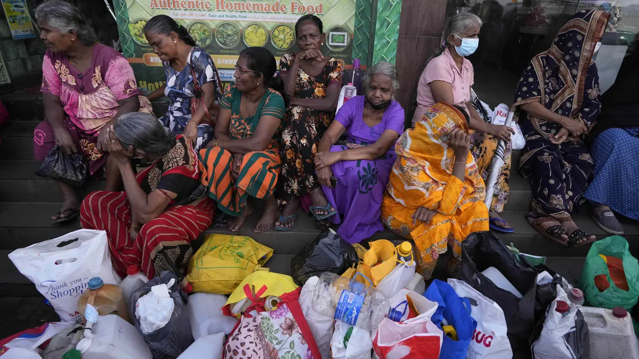Warga Sri Lanka Dipaksa Antre Panjang Membeli Kebutuhan Pokok yang Langka